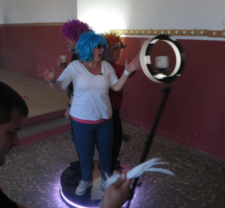 Jugando con una cámara 360 grados en Blesa (Teruel).