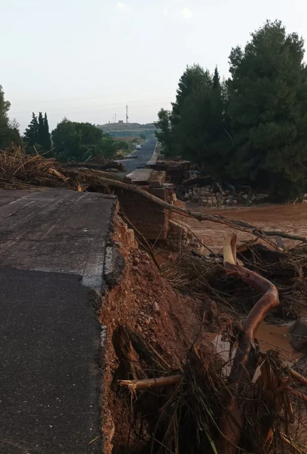 Una riada del Aguasvivas tras unas grandes tormentas, destroza parte del puente de Belchite en la A-222, sobre el río Aguasvivas. 