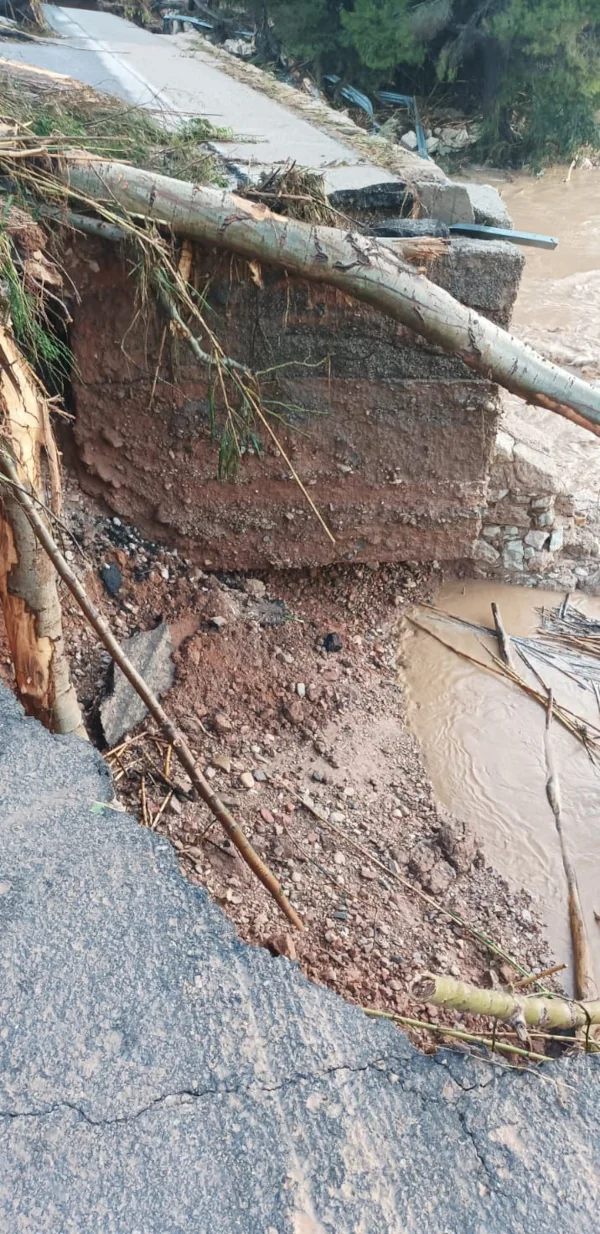 Una riada del Aguasvivas tras unas grandes tormentas, destroza parte del puente de Belchite en la A-222, sobre el río Aguasvivas. 