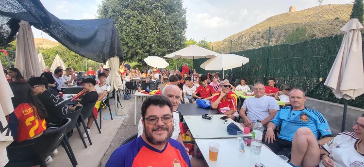 En Blesa, viviendo la final del campeonato del mundo de fútbol entre la selección española y una pandilla de camorristas