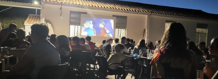 En Blesa, viviendo la final del campeonato del mundo de fútbol entre la selección española y una pandilla de camorristas