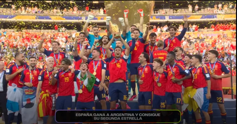 En Blesa, viviendo la final del campeonato del mundo de fútbol entre la selección española y una pandilla de camorristas