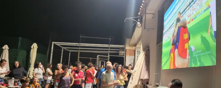 En Blesa, viviendo la final del campeonato del mundo de fútbol entre la selección española y una pandilla de camorristas