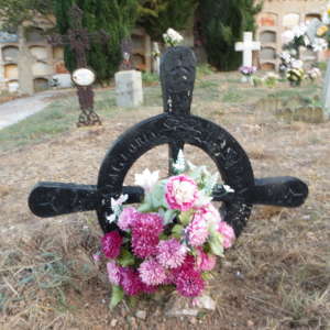 Una de las viejas cruces en el cementerio de Blesa