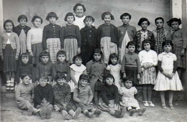 Clase de niñas en 1958 con Doña Isabel Gascón