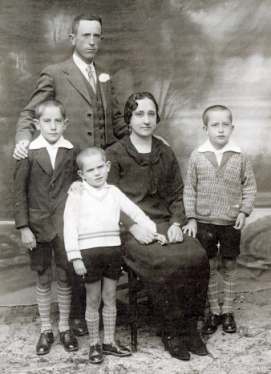 El médico D. Emiliano y su familia