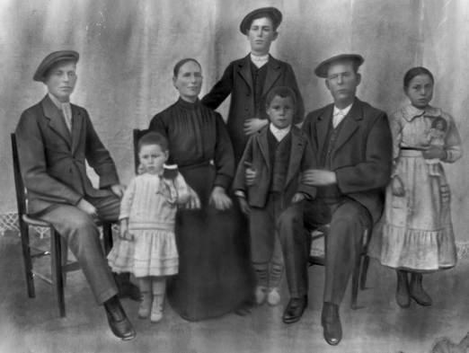 Grupo familiar de los molineros del molino Bajo. Prudencio y familia - 1914 (Cedida por Mª Teresa)