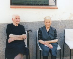 La tía Emilia y tía Leonor hace unos 15 años. Foto de Fina Pérez (Clic para ampliar)