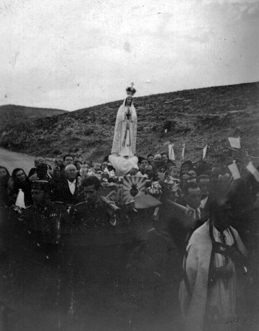 Entrando a Blesa con el paso.  Foto de Mariano Aragonés. Archivo El Hocino