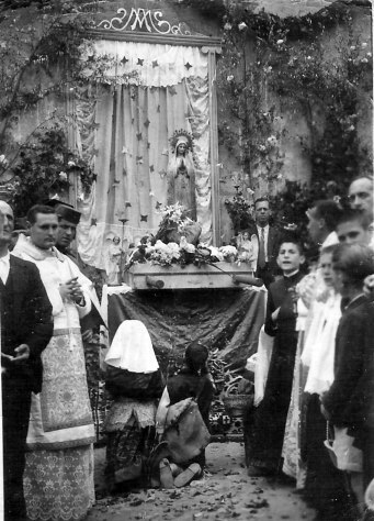 Fotografía del momento de la adoración a la Virgen de Fátima en Blesa (1948) Cedida por Desiderio Celma. Archivo fotográfico A.C.El Hocino
