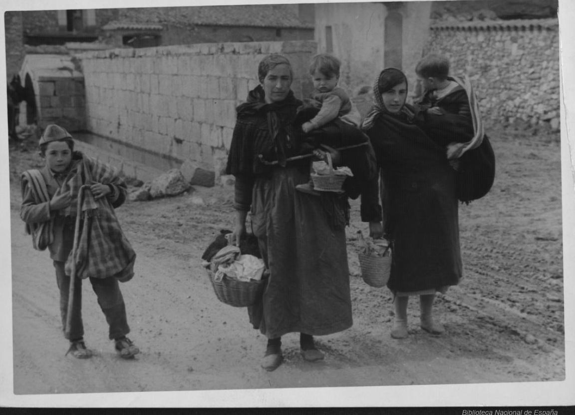 Fondos BNE. Fotografiás de la Guerra Civil. BDH.  Refugiados regresan a Mezquita de Jarque Teruel