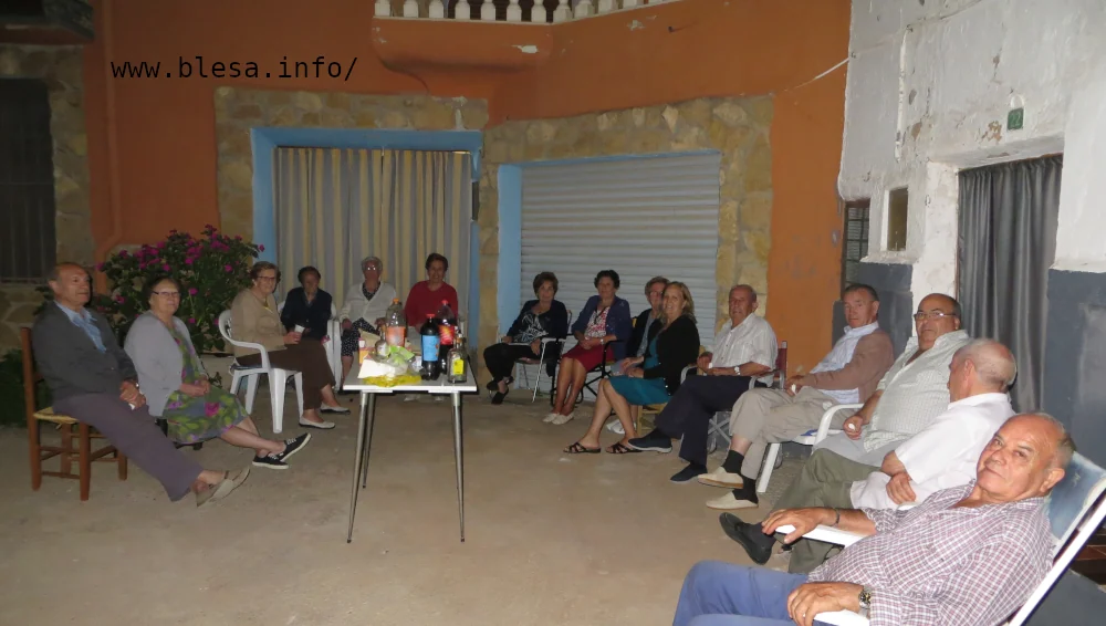 Blesa (Te), vecinos charrando a la fresca. Colla de la Replaceta. Foto FJLA.