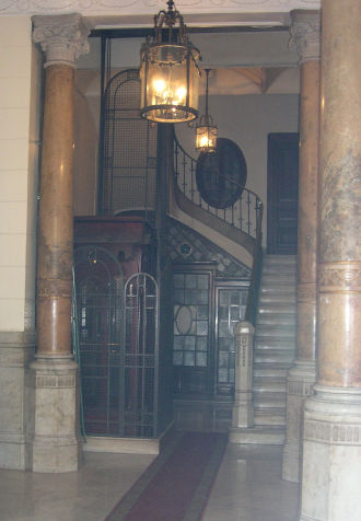 Ascensor de rejilla metálica en Barcelona