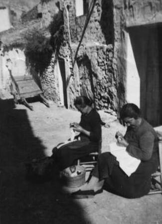 La ta Luca y la ta Leonor cosiendo en la calle la Hilarza