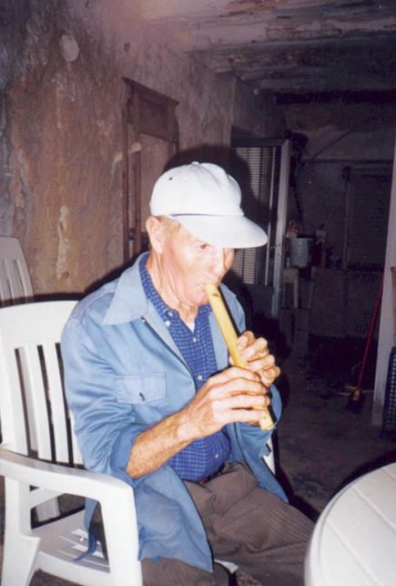 Mateo Lou, pastor, tocando una de sus flautas en Blesa (Teruel).  Foto de Jesús Martínez