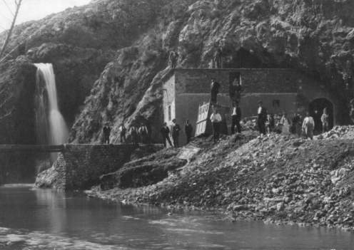 El molino de la Cueva durante la construcción de la casa del molinero.