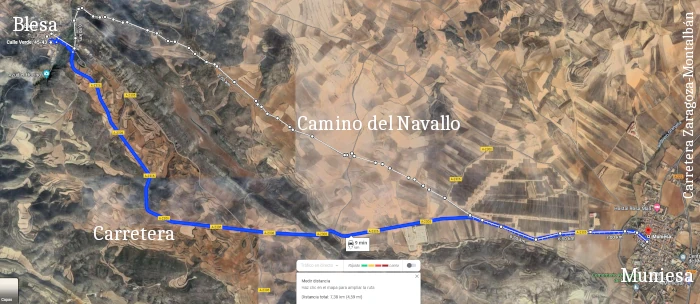 El trazado del camino de Blesa a Muniesa (en blanco), frente a la carretera (en azul)