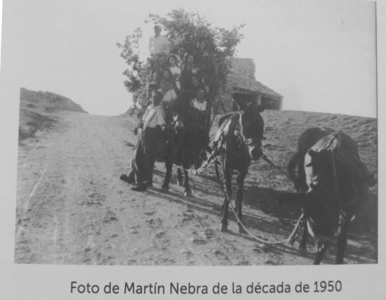 Josa (Teruel). Carro enramado en los años 50, camino de una romería para adorar a la Virgen María