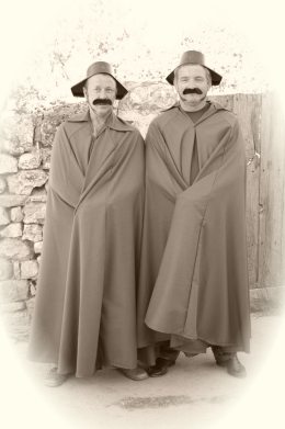 Casi daban miedo con sus mostachos