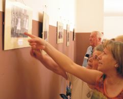 Viendo la exposición. Foto FJLA