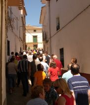 Todos siguiendo a Fagüeño, camino de la plaza Nueva. Foto FJLA