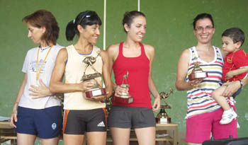 Ana Vallés, Mamem Félix, Isabel García y E. Serrano G., ganadoras de la XI Milla de los molinos de Blesa (Teruel)