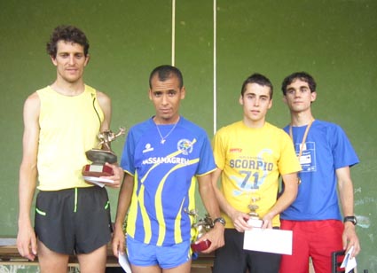 De izda a derecha, Alberto Sabado, Hichan Ettaicmi, JuanCarlos Ditrey y Alberto Galán, ganadores de la XI Milla de los molinos de Blesa (Teruel) en 2011