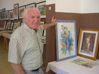 José Lomba, junto a alguna de sus obras.