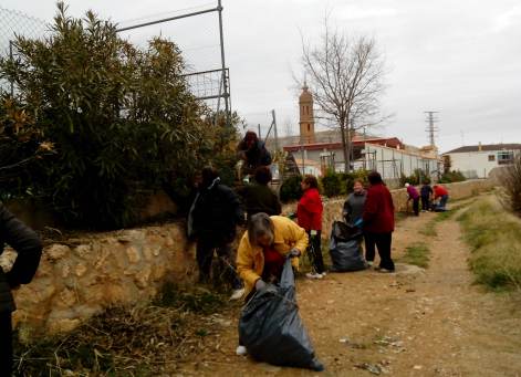 Arreglando las jardineras del camino al Hocino