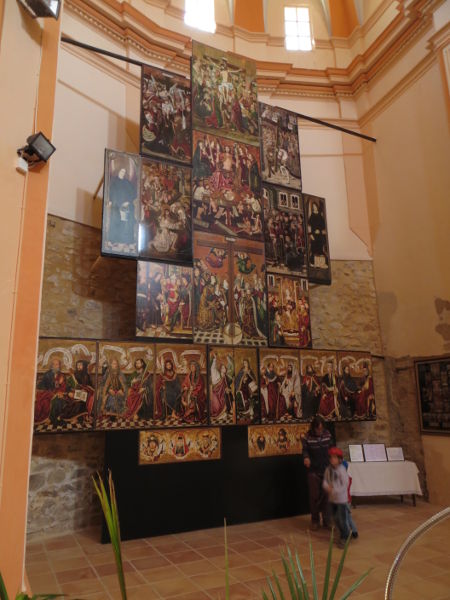 Montaje del retablo gótico a tamaño real en la iglesia parroquial de Blesa (Aragón)