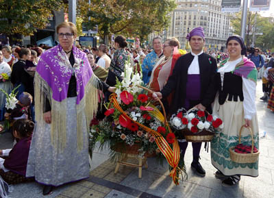 Ofrenda de flores a María en Zaragoza. Grupo EL Hocino de Blesa. Foto S.Lozano