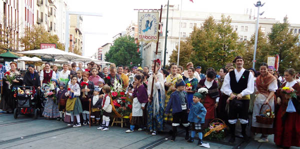 Ofrenda de flores a María en Zaragoza. Grupo EL Hocino de Blesa. Foto S.Lozano