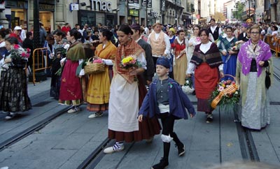 Ofrenda de flores a María en Zaragoza. Grupo EL Hocino de Blesa. Foto S.Lozano