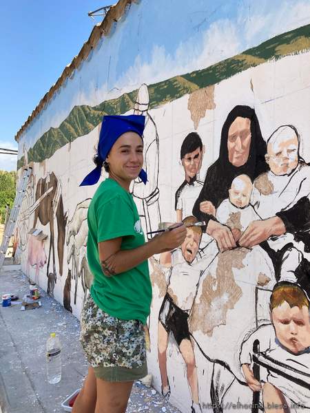 Fátima Tomás pintando un mural en Blesa (Teruel) en 2022