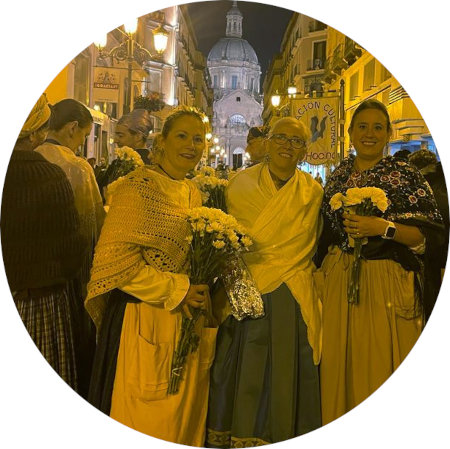 En la ofrenda de flores con el grupo de la asociación cultural El Hocino