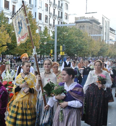 Ofrenda de flores a María en Zaragoza. Grupo EL Hocino de Blesa. 