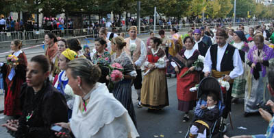 Ofrenda de flores a María en Zaragoza. Grupo EL Hocino de Blesa. 