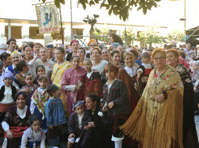 Ofrenda de flores a María en Zaragoza. Grupo EL Hocino de Blesa. 