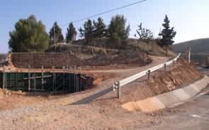 Estado de la nueva rampa de acceso al cementerio, aún pendientes de terminar las obras.