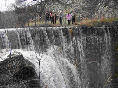 El río Aguasvivas, cayendo por la presa del Hocino a la salida de El Hocino.  Foto de M. Aznar.