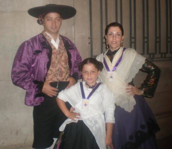 Ismael, Paula y Mónica después del Rosario de Cristal del último año. (La foto es de Mª Luisa Laviña).