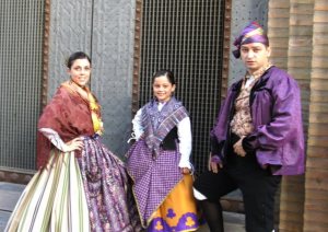 Mónica, Paula e Ismael en las pasadas fiestas del Pilar de Zaragoza. (La foto es de Mª Luisa Laviña).