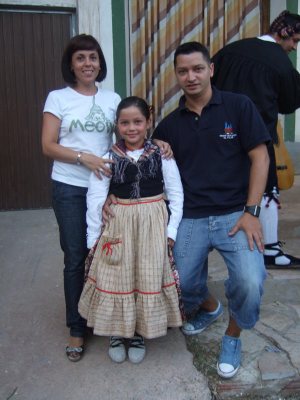 Mónica, Paula e Ismael en las fiestas de Sta Ana de Blesa del último año.  Foto: Manuel Val Lerín