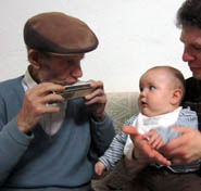 Tomás entreteniendo a un bebé con su armónica