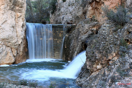 Preciosa estampa del azud del Galindo de Blesa y el sobradero de su acequia (el batidero) trabajando a toda velocidad.