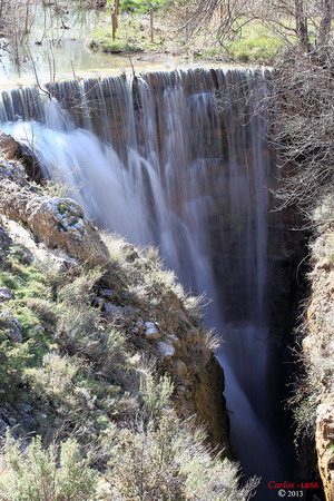 El río Aguasvivas cae por el profundo azud del Hocino en Blesa