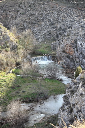 El azud del Vado sobrepasado por el río Aguasvivas en Blesa