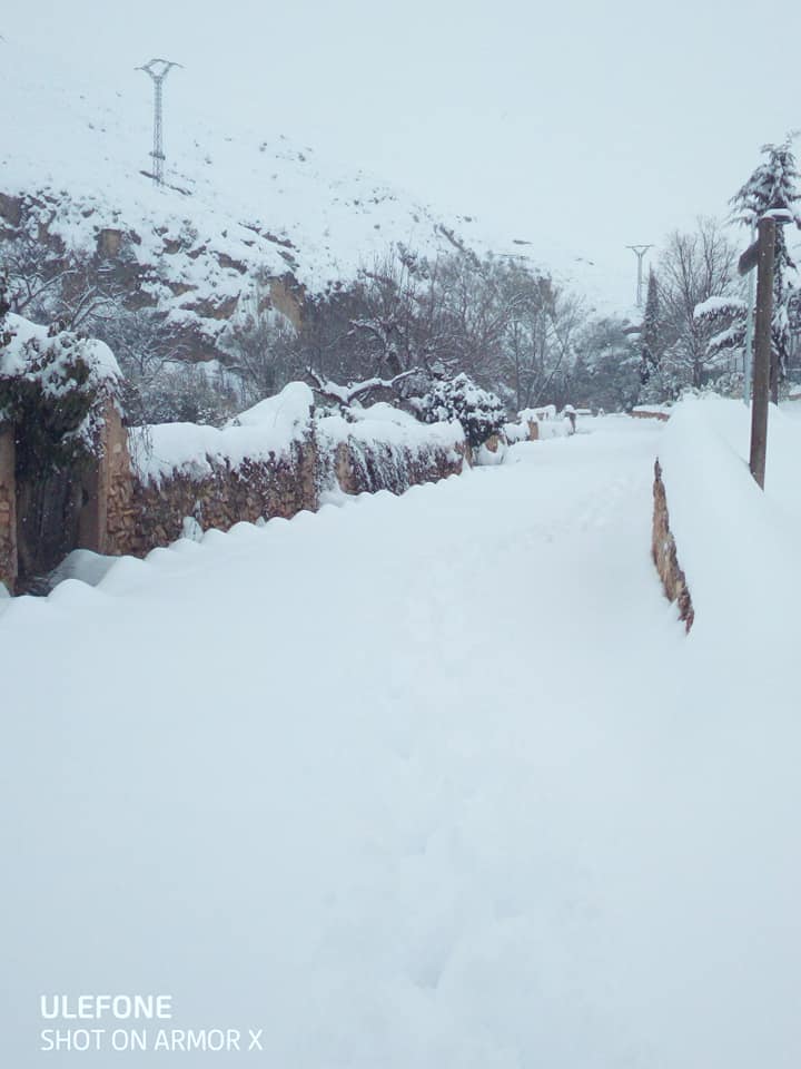 El camino al Hocino, lleno de nieve, tapa el frío cemento