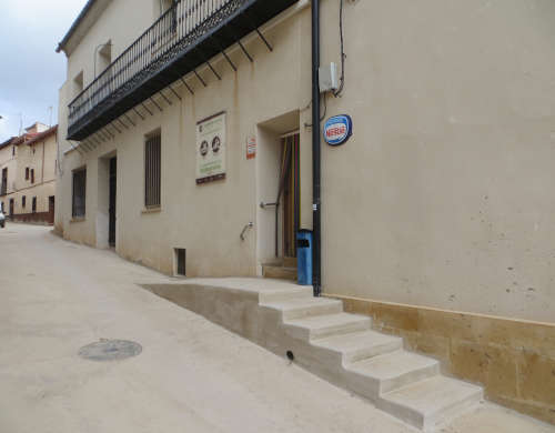 Escaleras más suaves para acceder al bar de Blesa