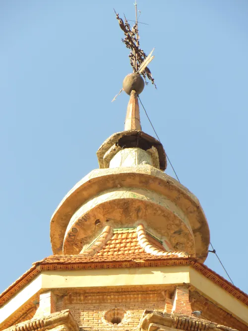 Torre campanario de Blesa, Teruel, agujeros en el soporte de la veleta, cruz, pararrayos y aguja.